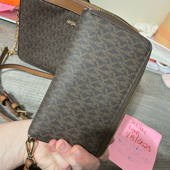 Practically New Michael Kors Matching cross body/wallet - Picture 5 of 13